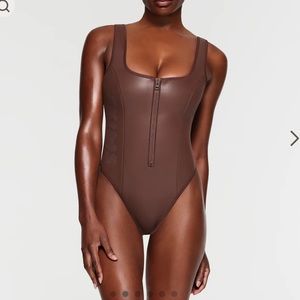 SKIMS RUBBERIZED SCUBA SWIM SCOOP NECK ONE PIECE